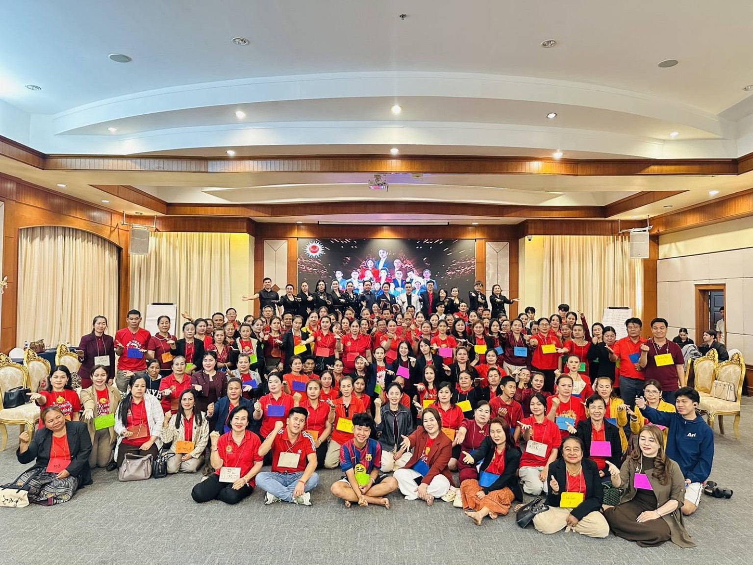 Coach Bank บรรยายบนเวทีต่อหน้าผู้เข้าร่วมจำนวนมาก