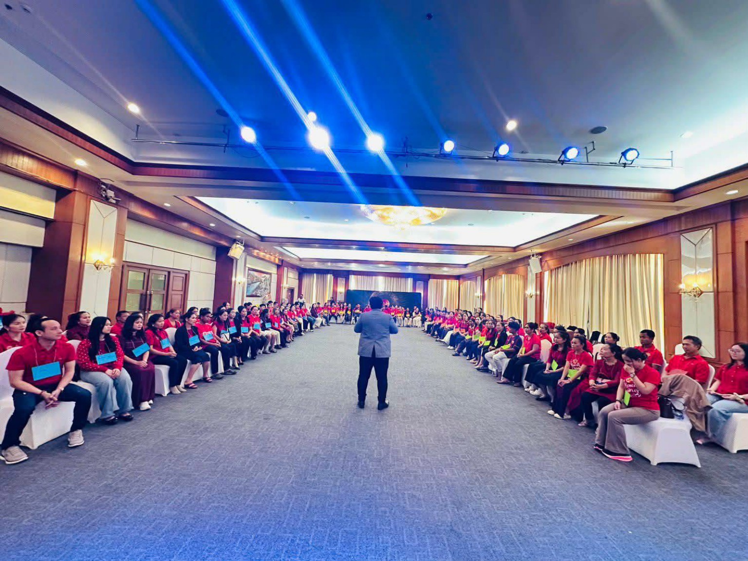 Coach Bank บรรยายบนเวทีในงานสัมมนา