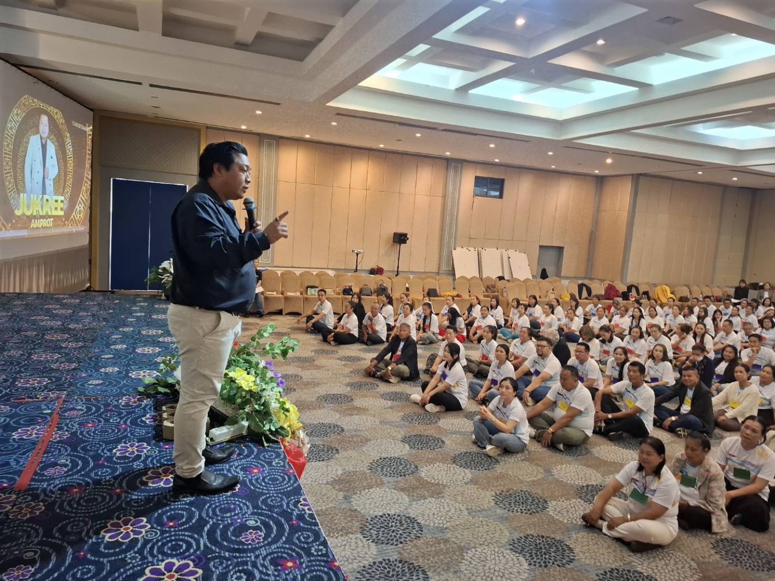 ภาพหมู่ผู้เข้าร่วมงานในชุดขาวและดำ